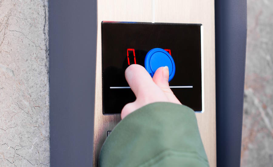 blippa taggen mot läsaren precis som du blippar betalkortet eller mobilen i affären på så viss låses dörren upp helt utan några nycklar att bära med sig